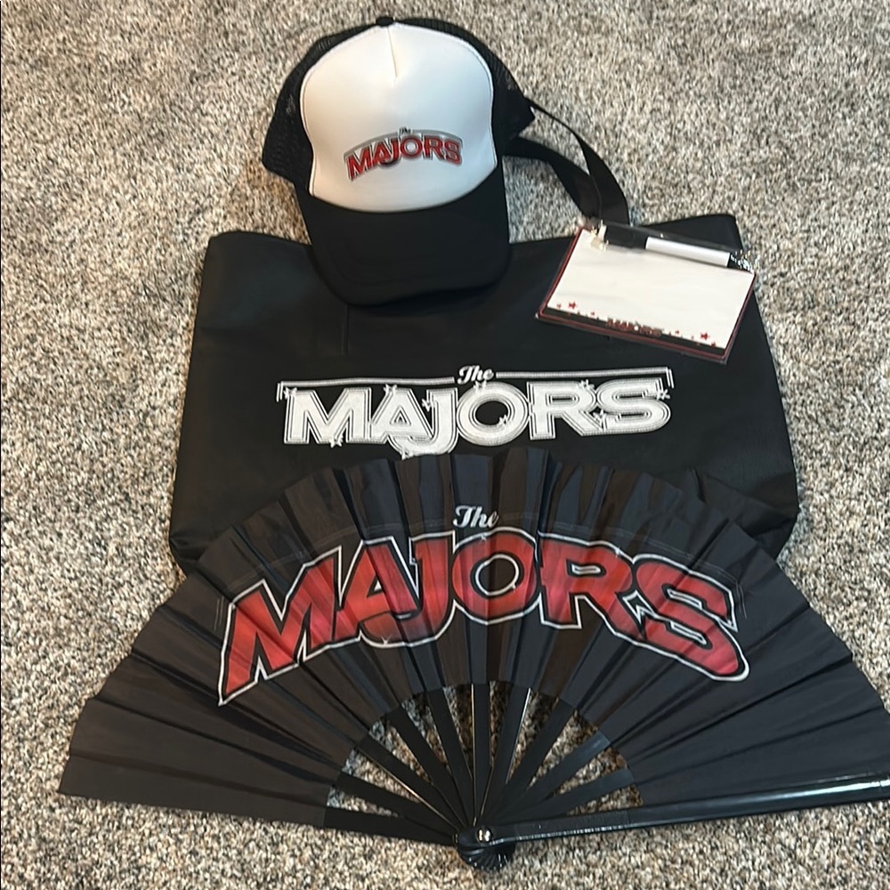 The Majors Black and Red Fan Set